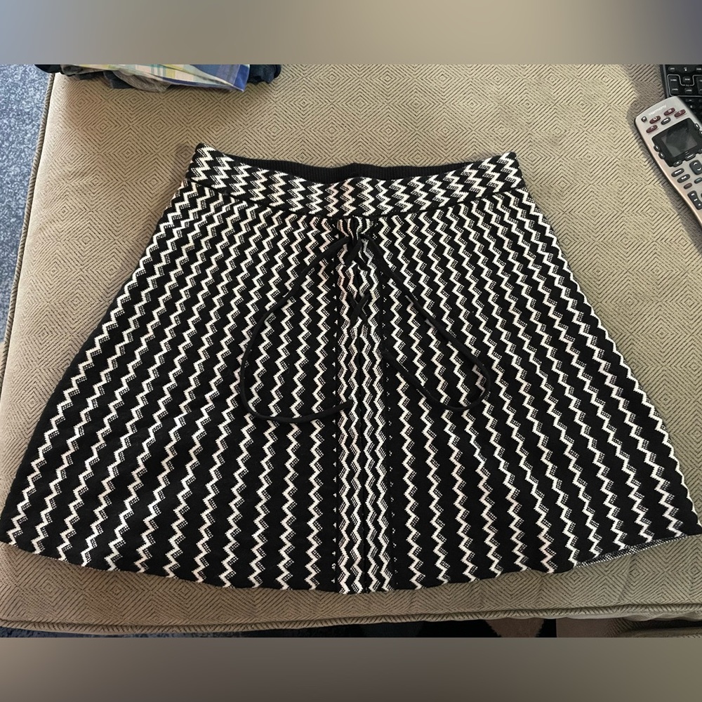 NWT, Women’s S, Sweater Skirt w/lace up, vertical black & white Chevron pattern
